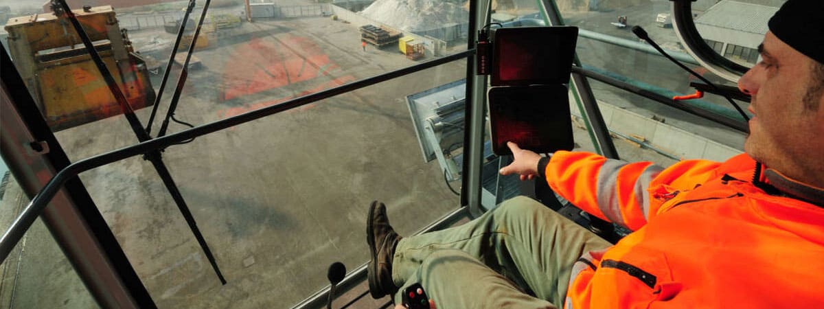 Кабины и стекла (автостекла) для кранов кабина крана изнутри